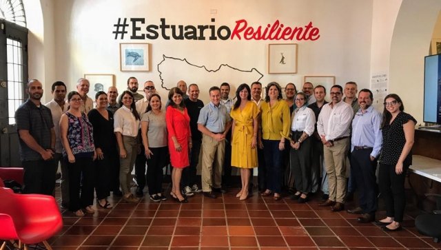 Administrador regional con un grupo de personas en Puerto Rico