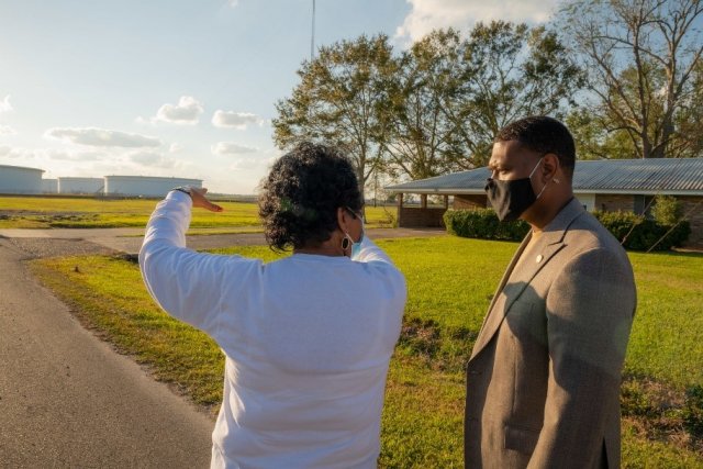 Administrator Regan speaks with St. James Parish residents about the impacts of pollution in the community. 